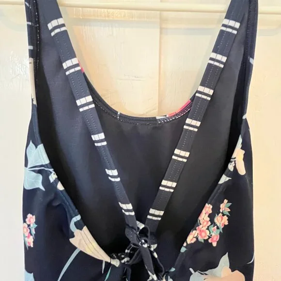 GENTLY USED GIRL'S ROXY BEAUTIFUL FLORAL BATHING SUIT, SIZE 10